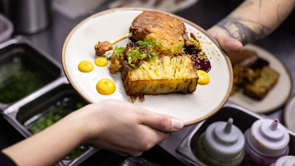 L'Atelier: El bistró de San Isidro que conquista con mollejas crocantes y soufflé de queso