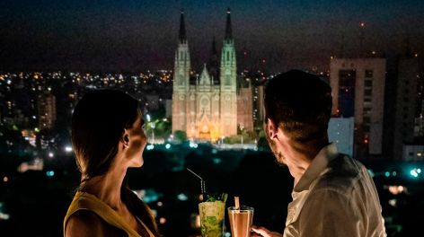 Cielo Sky Bar: El rooftop que reinventa tus noches en La Plata