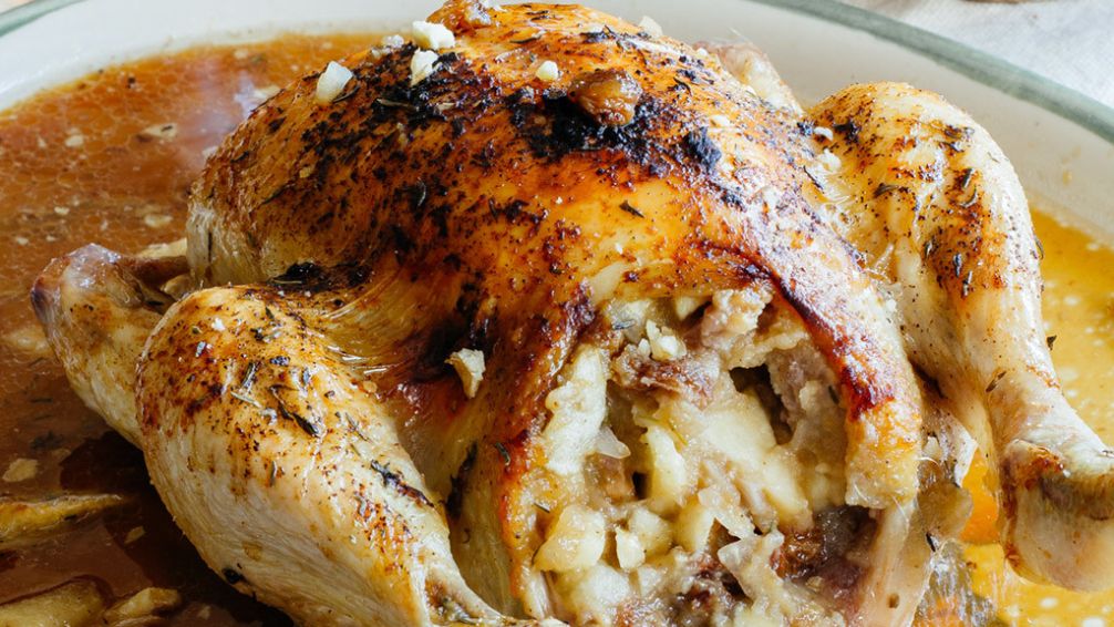 Un clásico de las fiestas: cómo preparar un pollo relleno fácil y delicioso