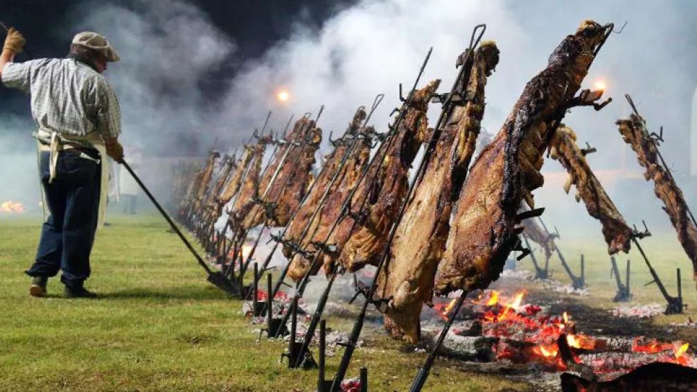 Vivoratá: la parada obligada en la Ruta 2 para los amantes del costillar a la estaca