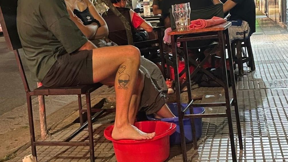 Un verano diferente en Palermo: el bar que te refresca los pies mientras tomás una cerveza